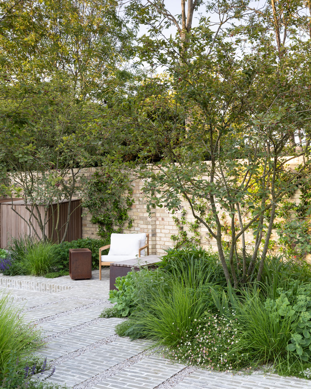 Colm Joseph Cambridge courtyard garden design seating clay pavers path