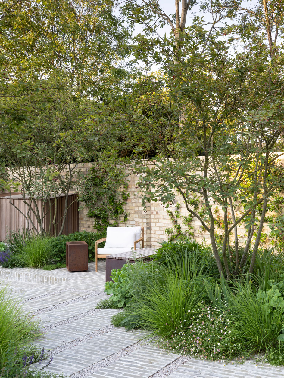 Colm Joseph Cambridge courtyard garden design seating clay pavers path